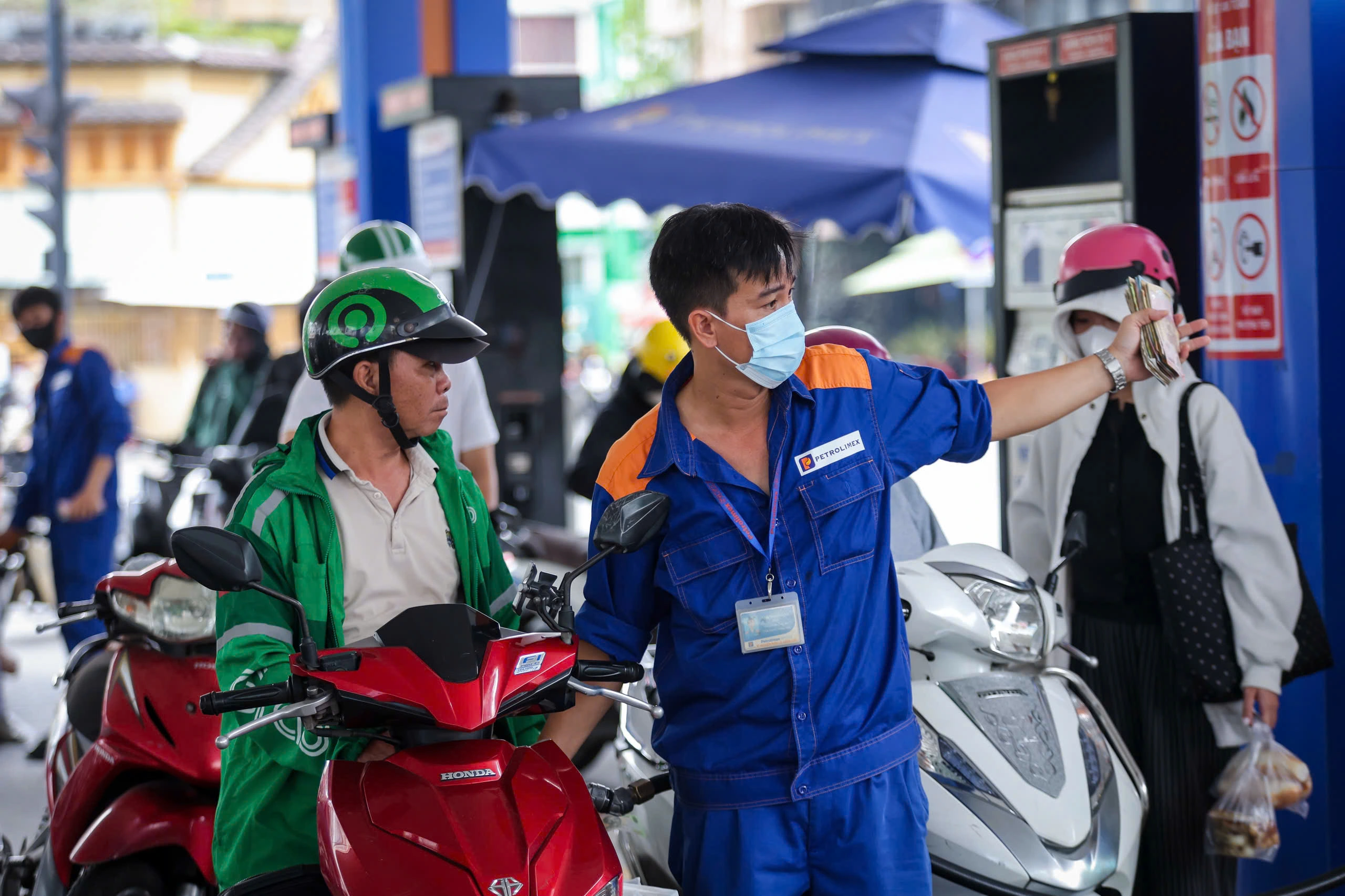 giá xăng trong nước tăng lên gần 30k/ lít