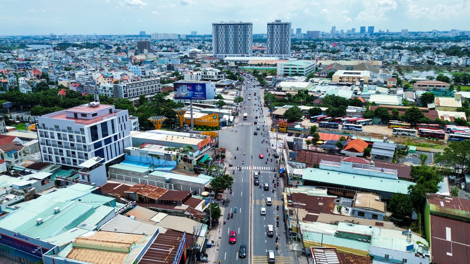 Các căn hộ dọc theo quốc lộ 13