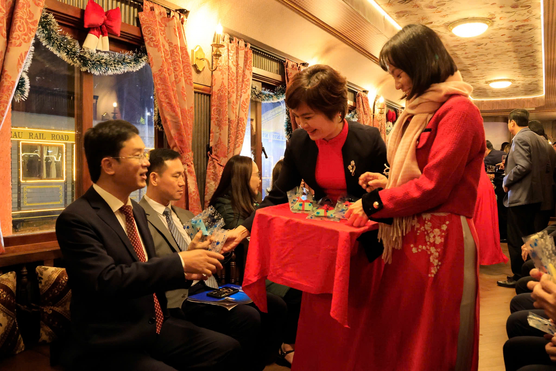 khai-truong-tau-la-reine-ga-da-lat-trai-mat (8) tàu La Reine Đà lạt trại mát